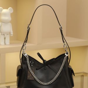 Dimensions: 33.5 x 23 x 15 cm (Length x Height x Width)